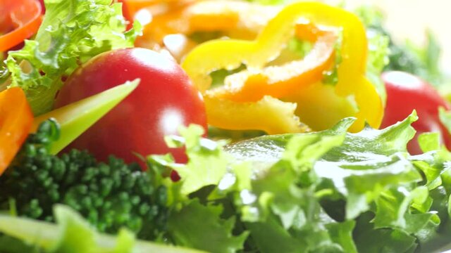 回転台で回るグリーンサラダ