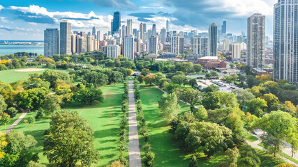 Naklejka premium Chicago skyline aerial drone view from above, lake Michigan and city of Chicago downtown skyscrapers cityscape bird's view from park, Illinois, USA 
