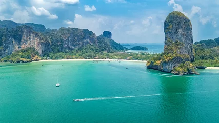 Foto op Plexiglas Railay Beach, Krabi, Thailand Railay-strand in Thailand, provincie Krabi, luchtfoto van tropische Railay- en Pranang-stranden met rotsen en palmbomen, kustlijn van de Andamanzee van bovenaf