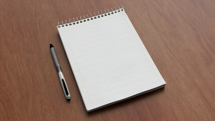 Notizblock mit Stift auf Schreibtisch