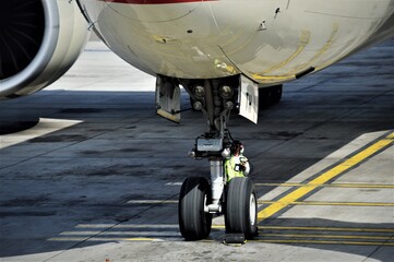 Fototapeta premium airplane tyre on the runway of abu dhabi airport