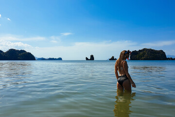 Obraz premium Slim and tanned girl in the sea