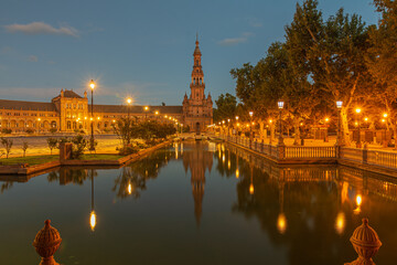 La Plaza de España de Sevilla, esta plaza es preciosa al atardecer cuando se iluminan sus farolas y se reflejan en el agua sus luces.