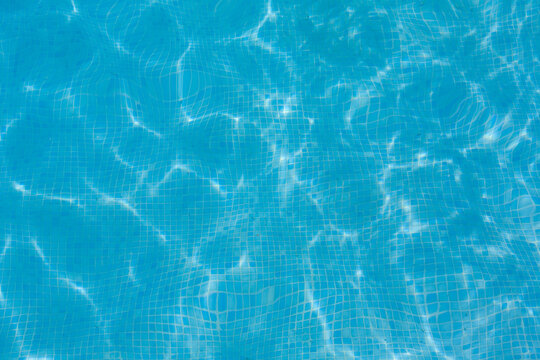 Fondo piscina con reflejos de agua.