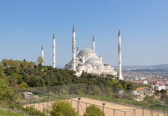 Fototapeta premium Istanbul, Turkey - a country with a strong muslim heritage, Turkey has mosques at every corner. Here in particular the wonderful Çamlica Mosque in Istanbul 