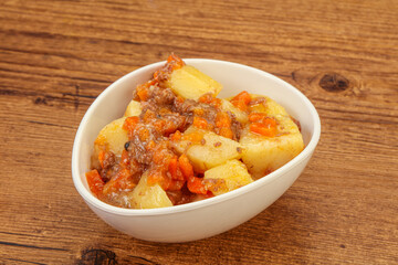 Roasted potato and beef with sauce