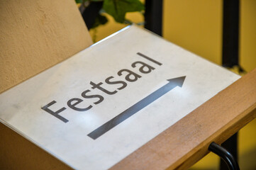 schild festsall trauung hochzeit feier 