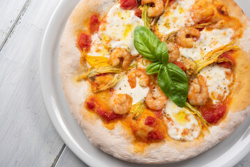 Deliziosa pizza gourmet con gamberetti e fiori di zucca