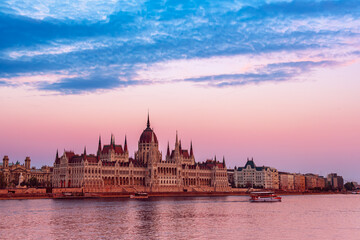 Naklejka premium Budapest Parliament and river