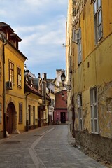 Fototapeta na wymiar Gasse in der Altstadt von Győr, Ungarn