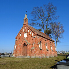 wybudowana w 1843 roku murowana katolicka kaplica cmentarna w miejscowosci Puchały na podlasiu w polsce - obrazy, fototapety, plakaty