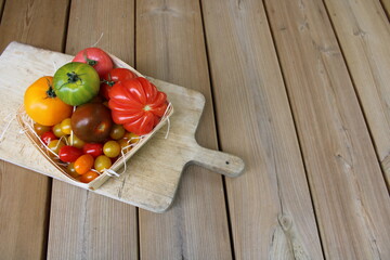 Tomates anciennes, sur fond bois, avec espace vide pour du texte