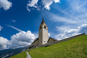 Fototapeta premium Barockkirche Allerheiligen Schmitten Sommer blauer Himmel Wolken Kapelle St. Luzius 