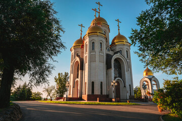 Fototapeta na wymiar Church with Golden domes on Mamaev Kurgan in Volgograd
