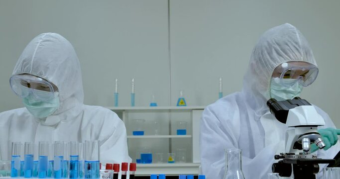 Laboratory,Blood,Medical Test,Technician,Scientist,Working,Biological Cell,Pathologist,Analyzing,Microscope,Healthcare And Medicine,Illness,STEM - Topic,Science,Antibody,Medical Exam,Biochemistry,Disc