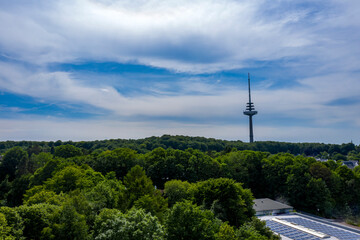 Fernsehturm in Kiel vor blauem Himmel in den bäumen