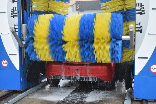Voiture : lavage automatique au rouleaux.