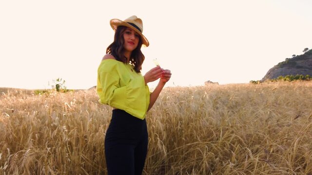 Ragazza in un campo di grano felice