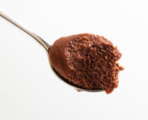 Mousse de chocolate , cuchara sobre fondo blanco. Chocolate mousse , spoon on white background