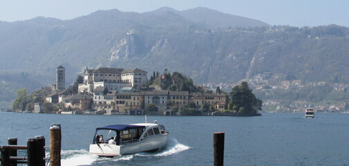 Gita in barca sul lago in Estate - viaggiare per turismo e per lavoro