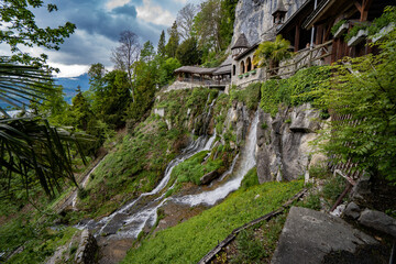Obraz premium Beatus Höhle Berner Oberland Schweiz Interlaken. Wasserfall vor Höhle 