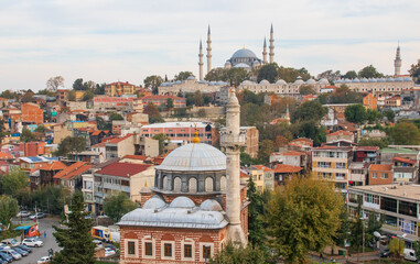 Obraz premium Istanbul, Turkey - a country with a strong muslim majority, Turkey has mosques at every corner. Here in particular one of the many wonderful mosques in Istanbul 