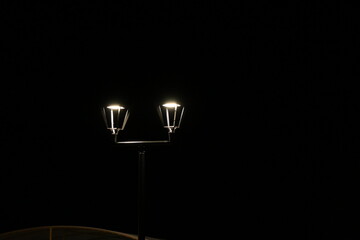 latarnia uliczna na czarnym nocnym tle - obrazy, fototapety, plakaty