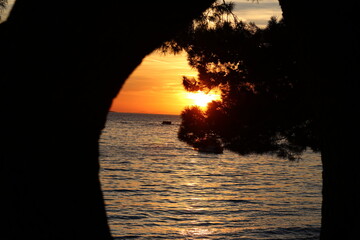 romantyczny zachód słońca nad morzem