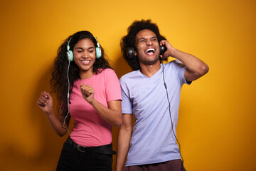 Naklejka premium Couple having fun while listening to music