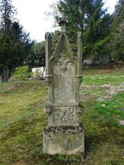 Fototapeta premium altes grab auf dem friedhof