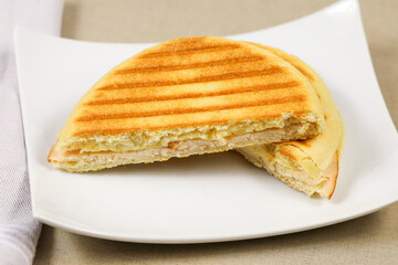 sandwich club dans une assiette