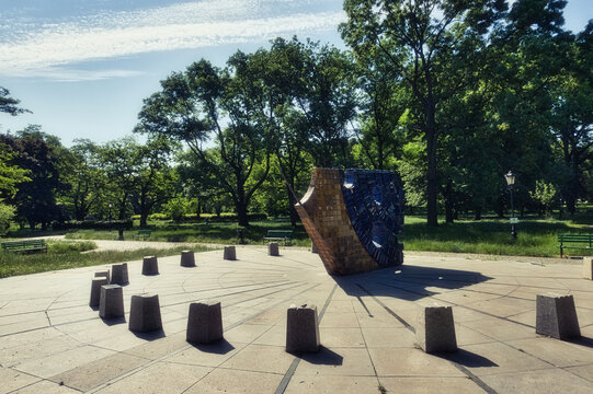 Zegar słoneczny w parku miejskim. Park Staromiejski, Ł&oacute;dź, Polska, Europa. 