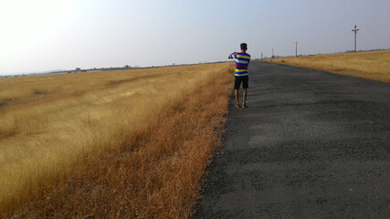 Obraz premium Indian Boy on Road