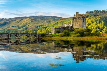 Obraz premium Reflection of Eilean Donan Castle in the morning - Dornie, Scotland - United Kingdom