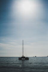 Fototapeta premium Silueta de bote en el mar con el sol saliente