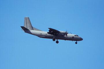 Fototapeta na wymiar Airplane in blue sky, landing