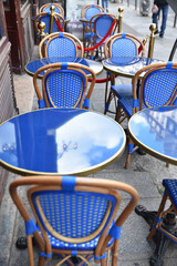 Tables et chaises bleues