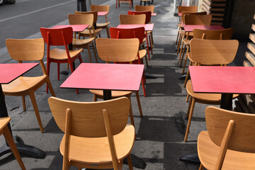 Tables rouges en terrasse