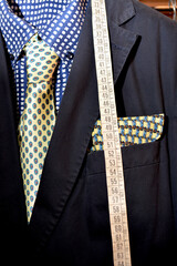 giacca da uomo con camicia cravatta moda maschile con metro da sartoria