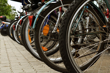 Fototapeta na wymiar Fahrräder am Fahrradständer, Fahrradfahren als Alternative zum Autoverkehr, nachhaltiges radfahren ressourcenschonend