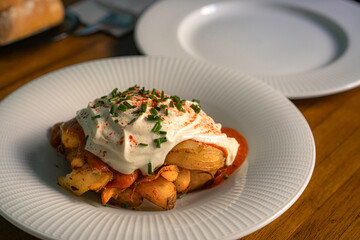 Patatas bravas con espuma de alioli