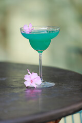 cocktail bebida con decoración de flores en un bar ebn la tarde