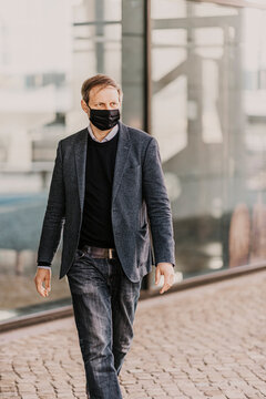 Europe, Germany, Hamburg, Hafencity, Businessman wearing a respirator face mask in public on a staircase
