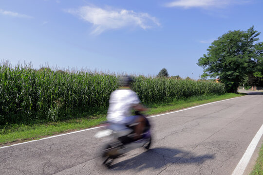 viaggiare in motorino per la strada, travel by scooter on the road