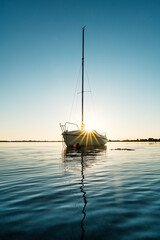 Segelboot im Sonnenuntergang 