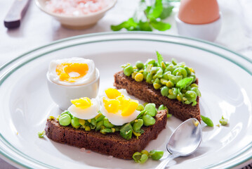 Bruschetta with green peas, mint and egg