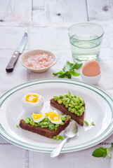 Bruschetta with green peas, mint and egg