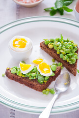 Bruschetta with green peas, mint and egg