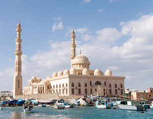 Naklejka premium Mosque and city port - Hurghada, Red Sea, Egypt. 