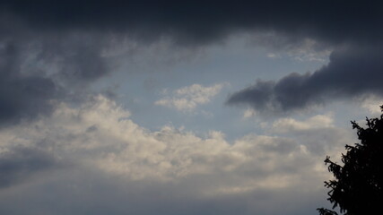 Zachmurzone niebo przed burzą